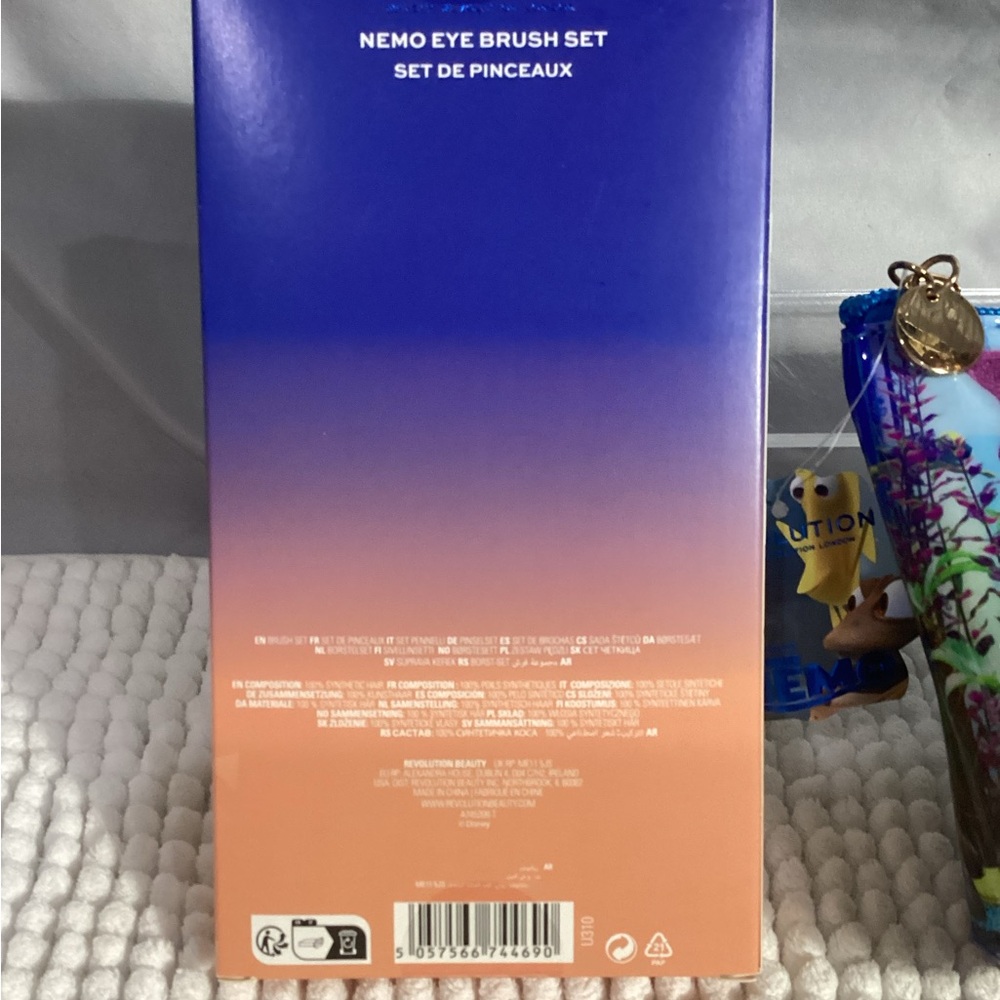 I Heart Revolution Disney Pixar Nemo Cosmetic Bag, Brush Set + 3pc Palettes NEW - Picture 8 of 14